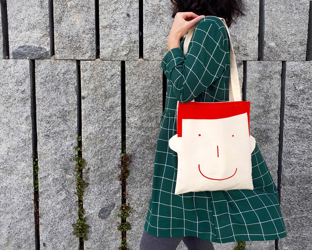 Einzigartige Geschenke Für Frauen Die Taschen Mit Einem Smiley Jungengesicht, Handbedruckt in Rot Von Olula. Baumwolltasche Henkel - Canvastasche von olula