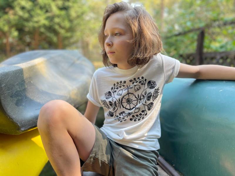 Rosette Métis Floral Bambus Und Bio-Baumwolle Kinder T-Shirt von omdlcoastal