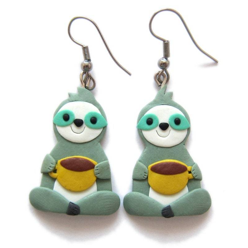 Faultier Kaffee Ohrstecker Handgefertigte Tier Schmuckstücke Aus Polymer Clay von omifimo