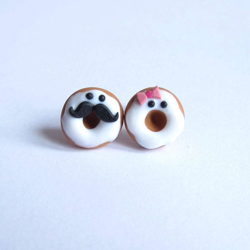 Lustige Donut Ohrstecker Mit Schnurrbart Handgemachte Schmuck Aus Polymer Clay von omifimo