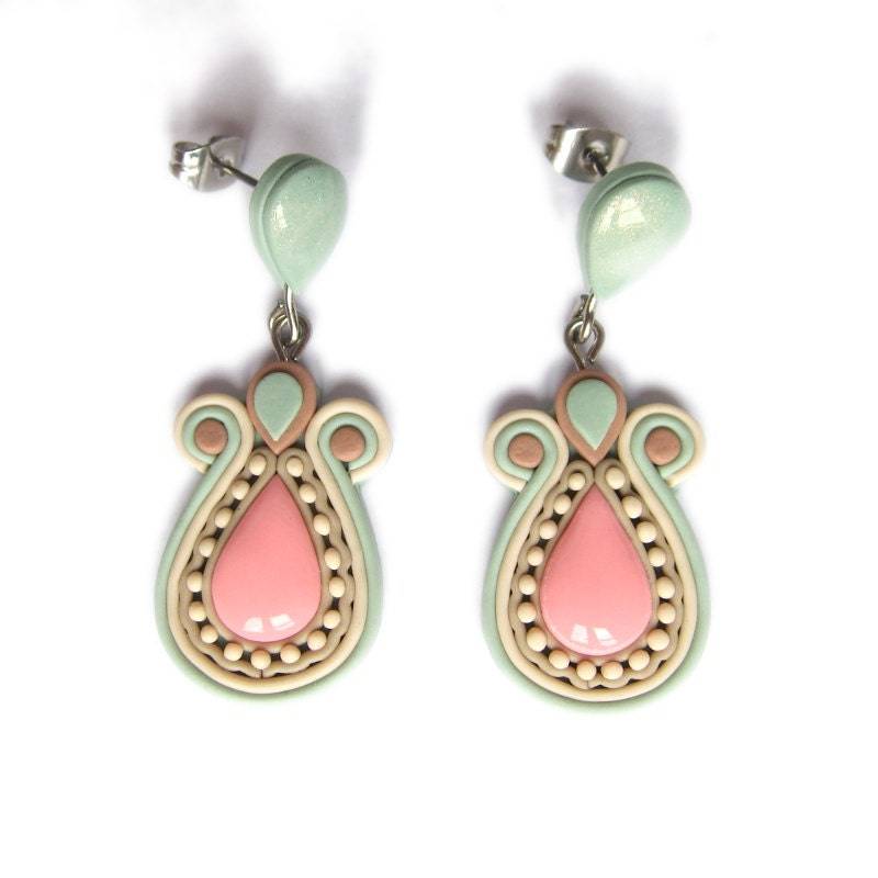 Pastel Pink Polymer Clay Ohrstecker Edelstahl, Handgemacht von omifimo