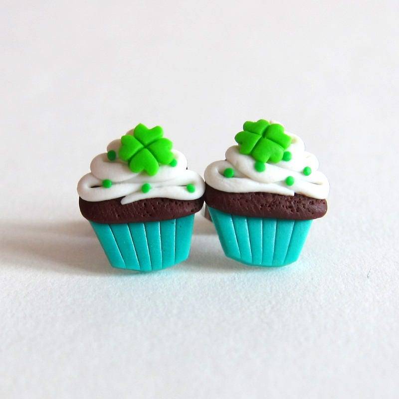 st. Patrick's Day Cupcake Ohrringe Grüne Kleeblatt Ohrstecker Aus Polymer Clay von omifimo