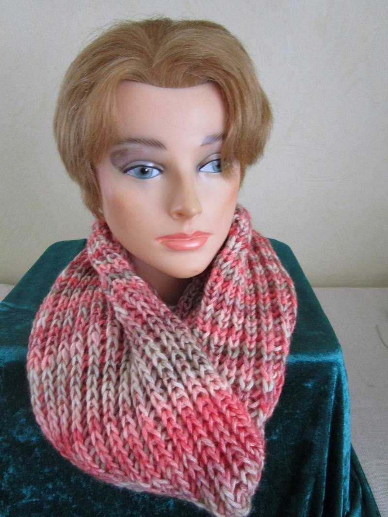 Loop Schlauchschal Loopschal Schal Lachs Beige - Weiß Meliert Von Hand Gestrickt Für Damen, Geschenk von omudelkreativ