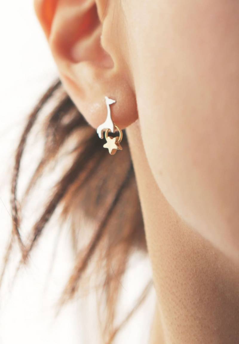 Giraffe Mit Goldenen Stern Ohrstecker Giraffe Mit Goldenen Stern Ohrstecker von onceuponaCHO