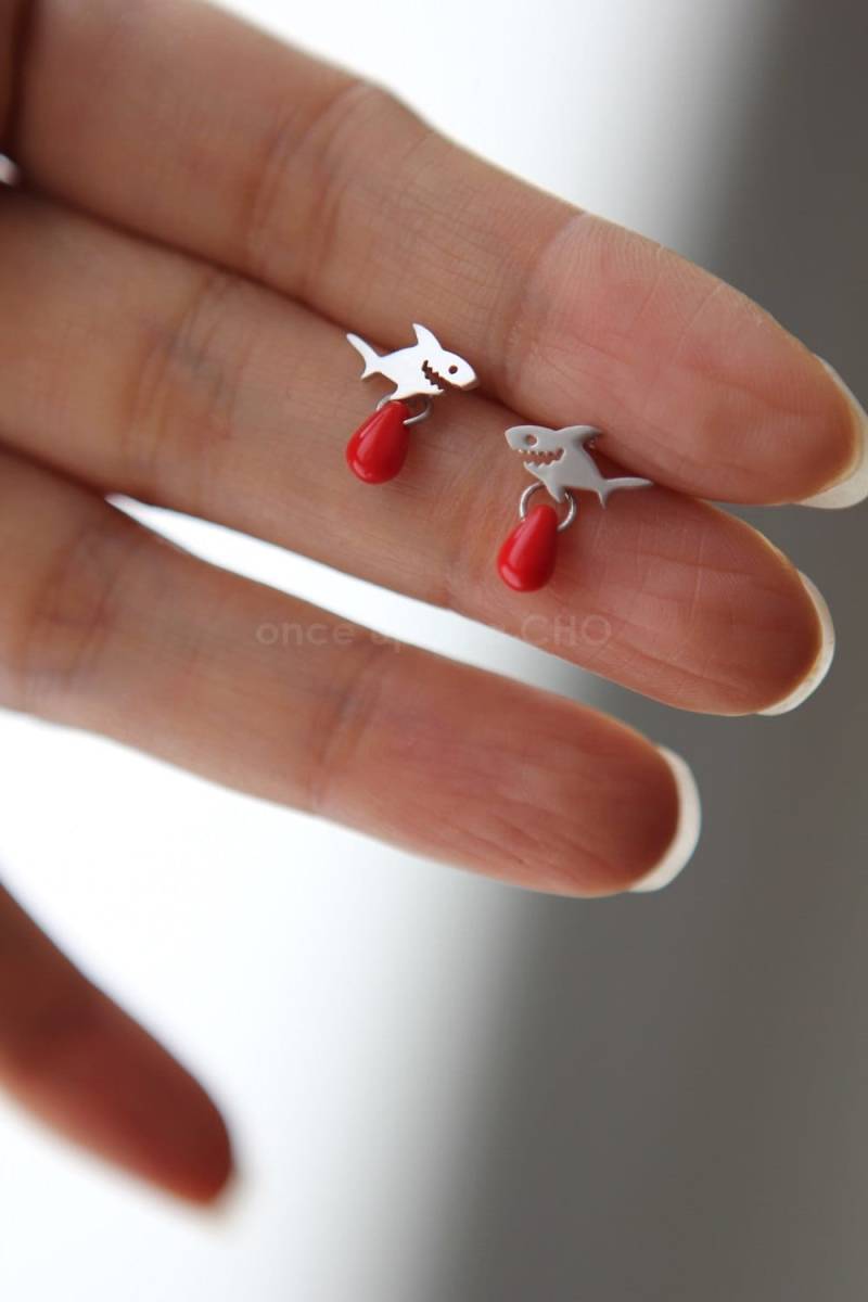 Haie Niedliche Ohrstecker Mit Great White Kleiner Babyhai Blutstropfen Haie Niedliche Ohrstecker Mit Great White Kleiner Babyhai Blutstropfen von onceuponaCHO