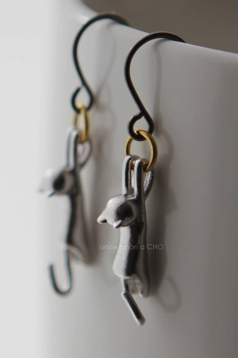 Vorbestellen | Kitty-Katze-Kätzchen-Ohrringe Nur Hängen Rund in Mattem Silber Mit Titan-Haken von onceuponaCHO