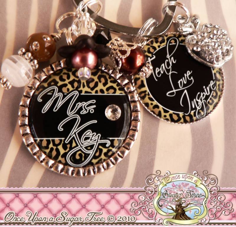 Lehrer-Geschenk, Personalisierte Leopard Schlüsselanhänger, Teach Liebe Inspire - Lehrer Wertschätzung, Strass Apfel Charme, Gepard von onceuponasugartree