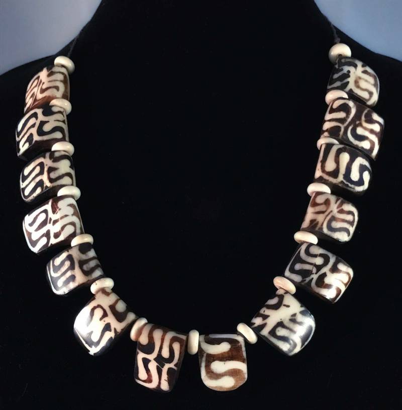 Batik Knochen Perlen Halskette Batik Knochen Perlen Halskette von onebeadaway