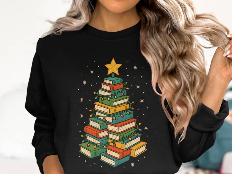 Book Lover Christmas Sweatshirt, Teacher Tree Shirt, Funny Reading Xmas Sweater, Librarian Holiday Top, Bookworm Crewneck von onefivee