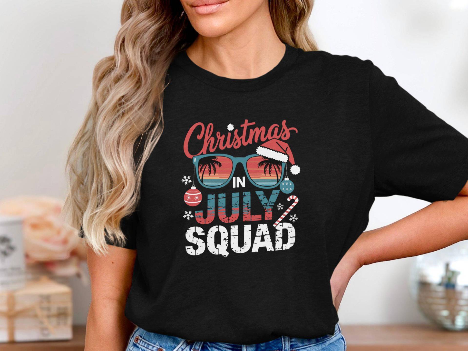 Christmas in July Squad T-Shirt With Santa Hat Sunglasses Palm Trees & Ornaments For Summer Holiday Celebration Party Matching Look von onefivee