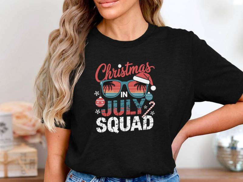 Christmas in July Squad T-Shirt With Santa Hat Sunglasses Palm Trees & Ornaments For Summer Holiday Celebration Party Matching Look von onefivee