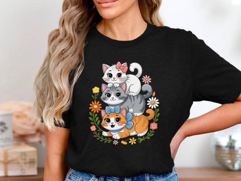 Cute Kawaii Cat Trio With Bows & Flowers Adorable Cartoon Kitten Stack Design Perfect For Lovers Girls Gift T-Shirt von onefivee