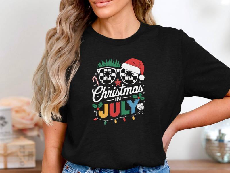 Funny Christmas in July T-Shirt With Santa Hat Glasses Palm Trees Lights & Holiday Summer Vibes For Beach Party Vacation Lovers von onefivee