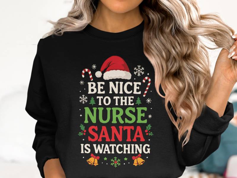 Funny Nurse Christmas Sweatshirt, Be Nice To The Santa Is Watching, Holiday Crewneck, Xmas Sweater For Healthcare Worker Funny Nurse Christmas Sweatshirt, Be Nice To The Santa Is Watching, Holiday Crewneck, Xmas Sweater For Healthcare Worker von onefivee
