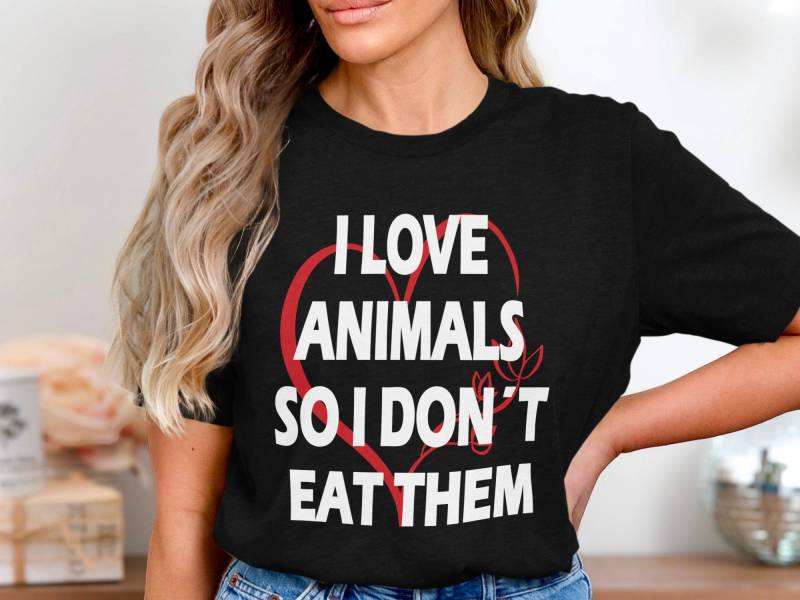 I Love Animals Shirt, Animal Rights Vegan Message Cruelty Free Plant Based Save The Shirt von onefivee