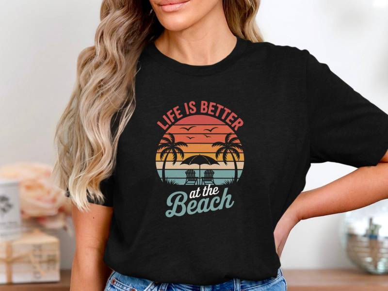 Life Is Better At The Beach T-Shirt With Palm Trees Sunset Umbrella Chairs & Tropical Summer Vacation Vibes For Ocean Lovers von onefivee