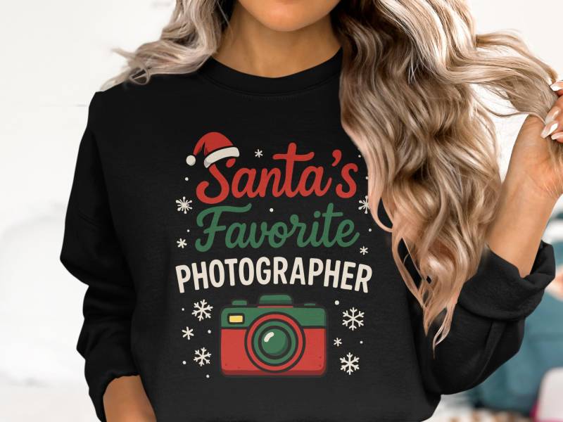 Photographer Christmas Sweatshirt, Santa Cute Holiday Crewneck, Funny Xmas Gift, Festive Camera Shirt von onefivee