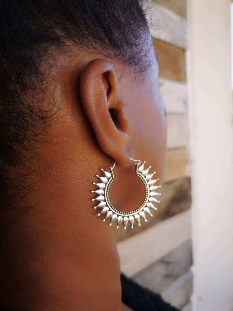 Silber Ohrringe - Creolen Leichte Ethno Schmuck Mittelgroße Sonnenform Glatte Oberfläche Boho Stil von onirikjewelry