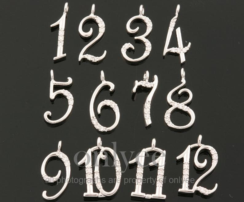 12 Stück - Helle Rhodium Überzogene Messingzahlen Mit Zarten Kubik, Anhänger, Charme, Schmuck Liefern, Persönliche Zahl, Alles Kombiniert | K1434S-O 12 Stück - Helle Rhodium Überzogene Messingzahlen Mit Zarten Kubik, Anhänger, Charme, Schmuck Liefern, Persönliche Zahl, Alles Kombiniert | K1434S-O von onlyee2