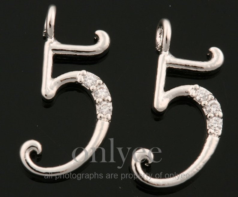 2 Stück-13mm X 6mm Helles Rhodium Über Messing Einfache Zahlen Mit Zarten Kubik, Anhänger, Charme, Schmuckbedarf, Fünf | K1434S-E 2 Stück-13mm X 6mm Helles Rhodium Über Messing Einfache Zahlen Mit Zarten Kubik, Anhänger, Charme, Schmuckbedarf, Fünf | K1434S-E von onlyee2