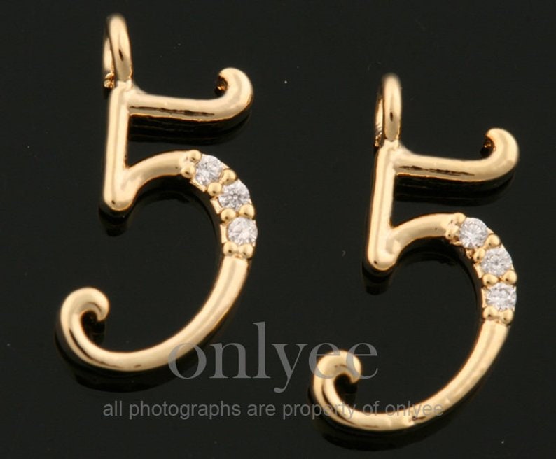 2 Stück-13mm X 6mm Hellvergoldet Über Messing Einfache Zahlen Mit Zarten Kubik, Anhänger, Charme, Schmuckzubehör, Fünf | K1434G-E 2 Stück-13mm X 6mm Hellvergoldet Über Messing Einfache Zahlen Mit Zarten Kubik, Anhänger, Charme, Schmuckzubehör, Fünf | K1434G-E von onlyee2