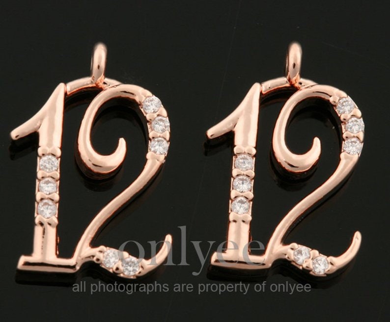 2 Stück-13mm X 6mm Rose Gold Über Messing Einfache Zahlen Mit Zarten Cubics, Anhänger, Charme, Schmuck Versorgung, Zwölf | K1434R-L 2 Stück-13mm X 6mm Rose Gold Über Messing Einfache Zahlen Mit Zarten Cubics, Anhänger, Charme, Schmuck Versorgung, Zwölf | K1434R-L von onlyee2