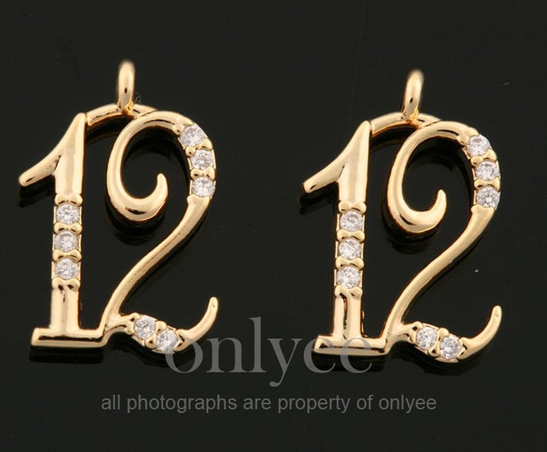 2stk-13mmx6mm Helles Gold Über Messing Einfache Zahlen Mit Zarten Cubics, Anhänger, Charme, Schmuckzubehör, Zwölf | K1434G-L 2stk-13mmx6mm Helles Gold Über Messing Einfache Zahlen Mit Zarten Cubics, Anhänger, Charme, Schmuckzubehör, Zwölf | K1434G-L von onlyee2