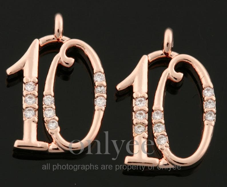 2stk-13mmx6mm Helles Rose Gold Über Messing Einfache Zahlen Mit Zarten Cubics, Anhänger, Charme, Schmuckzubehör, Ten | K1434R-J 2stk-13mmx6mm Helles Rose Gold Über Messing Einfache Zahlen Mit Zarten Cubics, Anhänger, Charme, Schmuckzubehör, Ten | K1434R-J von onlyee2