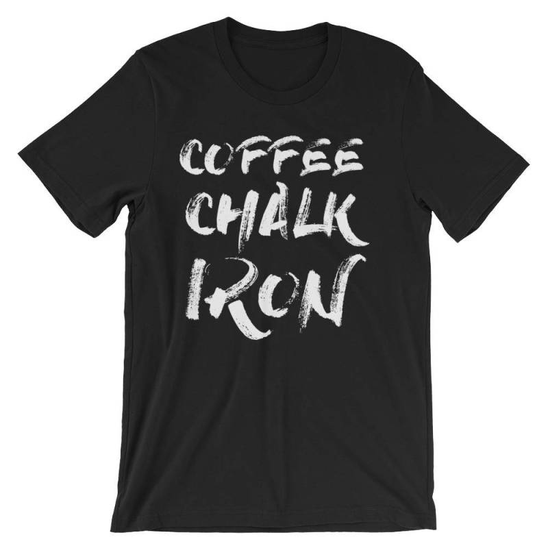 Kaffee, Kreide Und Eisen - Geschenk Für Bodybuilding, Gewichtheben, Kraftdreikampf, Crossfit, Wod, Fitness, Workout Unisex Gym T-Shirt von oolongtee
