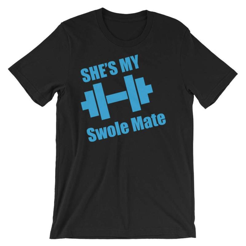 Sie Ist Meine Swole Mate - Paar, Geschenk Für Bodybuilding, Gewichtheben, Kraftdreikampf, Crossfit, Wod, Fitness, Workout Unisex Gym T-Shirt von oolongtee