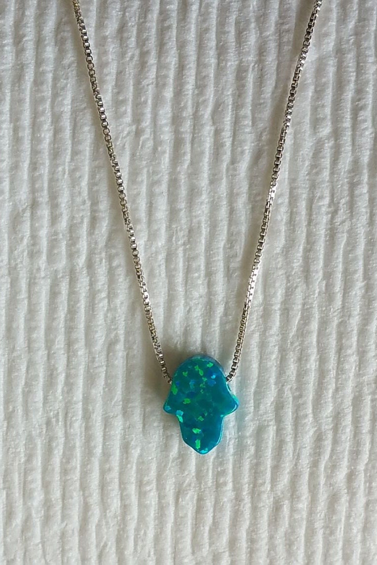 Blauer Opal Ocean Dark Hamsa Halskette, Blue Sterling Mit Hand Der Fatima Blauer Opal Ocean Dark Hamsa Halskette, Blue Sterling Mit Hand Der Fatima von opalsopals