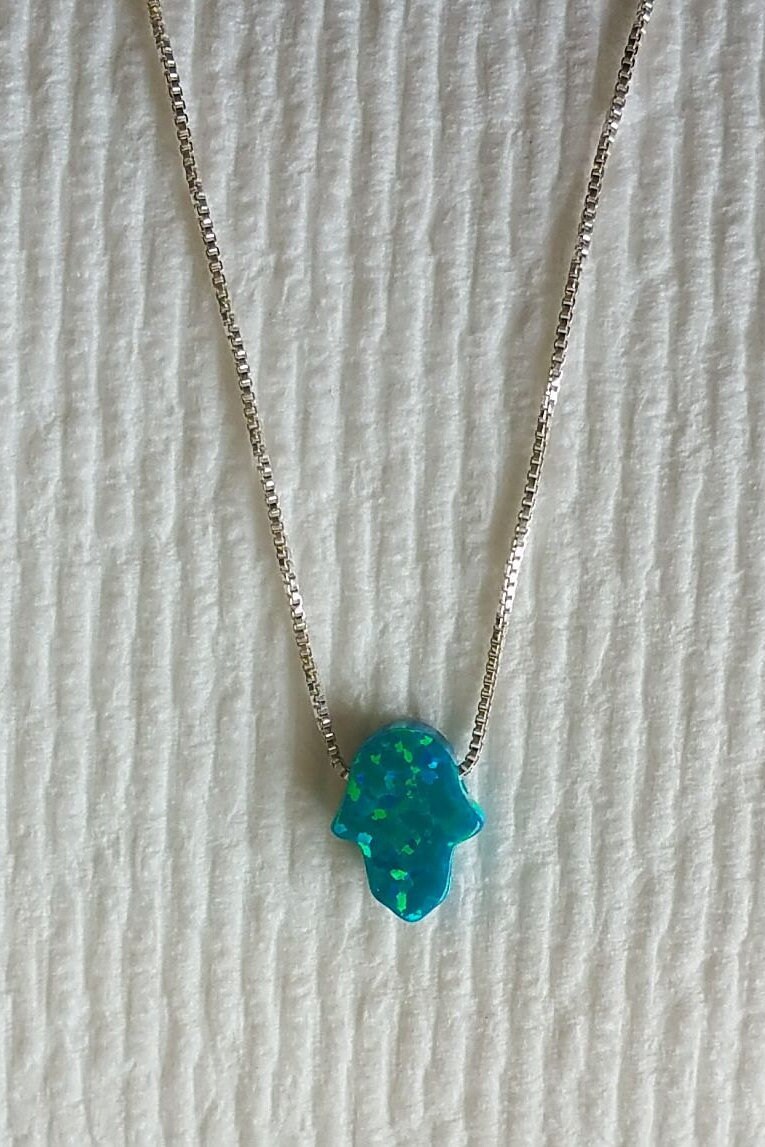 Blauer Opal Ocean Dark Hamsa Halskette, Blue Sterling Mit Hand Der Fatima Blauer Opal Ocean Dark Hamsa Halskette, Blue Sterling Mit Hand Der Fatima von opalsopals