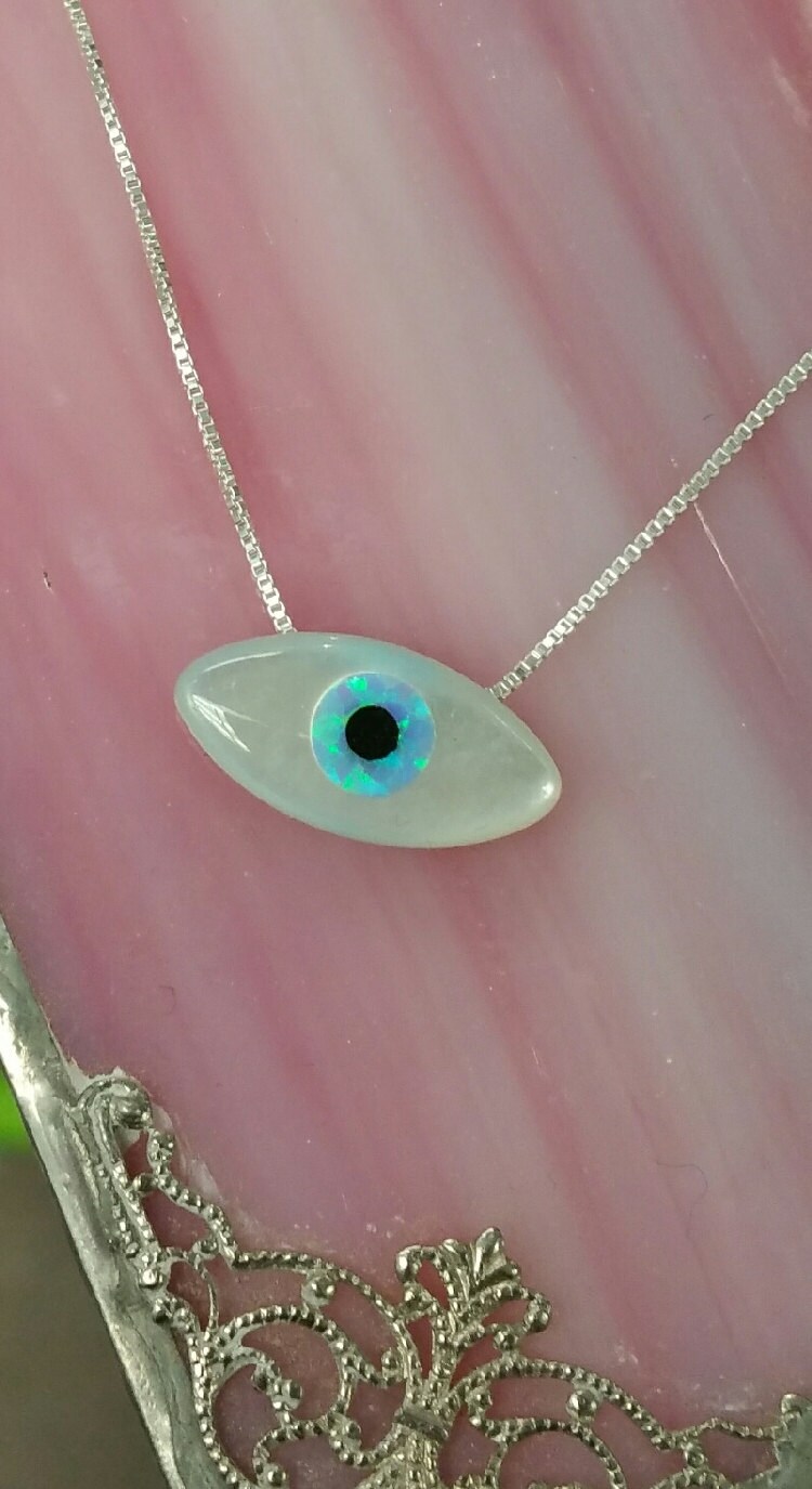 Opal Evil Eye Mit Onyx Und Perlmutt Floating Halskette Opal Evil Eye Mit Onyx Und Perlmutt Floating Halskette von opalsopals