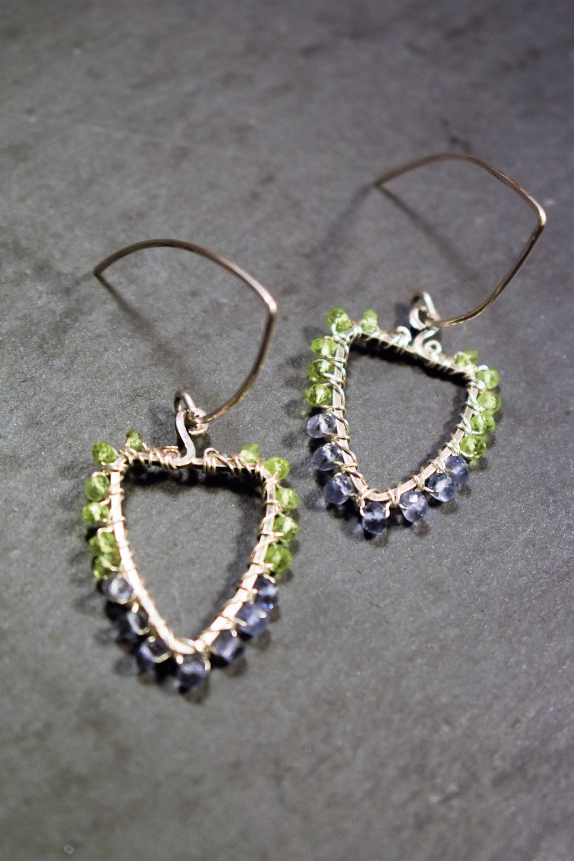 Dreieck Geformt Ohrringe, Geschmückt Mit Edelsteinen Facettierter Peridot Und Lila Tansanit. Hand Auf Einem Massivem Sterling Rahmen Gewickelt von oregondreamer