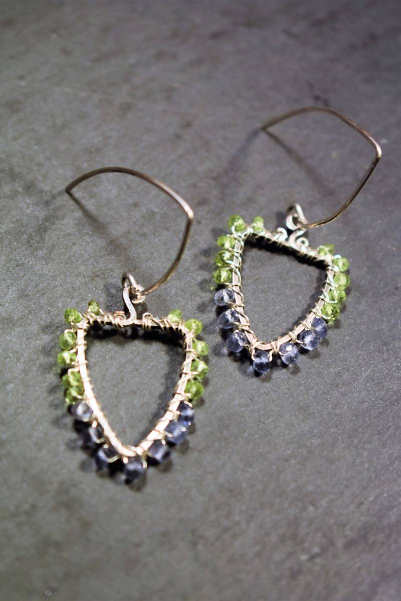 Dreieck Geformt Ohrringe, Geschmückt Mit Edelsteinen Facettierter Peridot Und Lila Tansanit. Hand Auf Einem Massivem Sterling Rahmen Gewickelt Dreieck Geformt Ohrringe, Geschmückt Mit Edelsteinen Facettierter Peridot Und Lila Tansanit. Hand Auf Einem Massivem Sterling Rahmen Gewickelt von oregondreamer