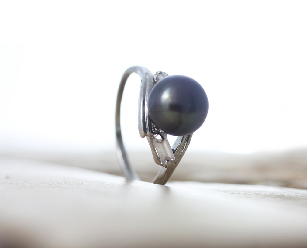 Schwarzer Süsswasserperlen Ring Sterling Silber Vergoldet Fassungen Gr. 6-8 Mit 9mm Zentrierter Schwarzer Perle Und Einem Zirkon Stein Auf Jeder von orienjewel