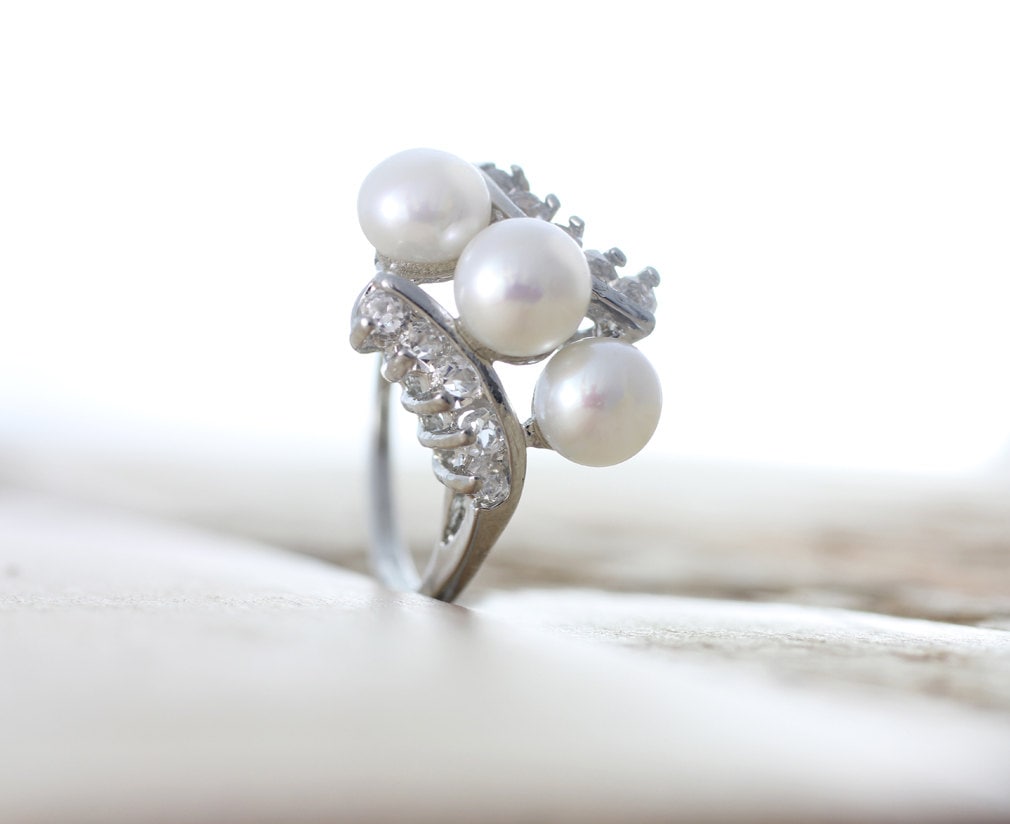 Weiß Süßwasser Perle Ring Sterling Silber Plated Größe 6-8 Mit Drei 6mm Weißen Perlen Und Fünf Zirkon Steinen Auf Jeder Seite Montiert von orienjewel