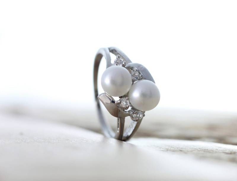 Weiß Süßwasser Perle Ring Sterling Silber Plated Größe 6-8 Mit Zwei 6mm Weißen Perlen Und Zirkon Steinen Auf Jeder Seite Montiert Weiß Süßwasser Perle Ring Sterling Silber Plated Größe 6-8 Mit Zwei 6mm Weißen Perlen Und Zirkon Steinen Auf Jeder Seite Montiert von orienjewel