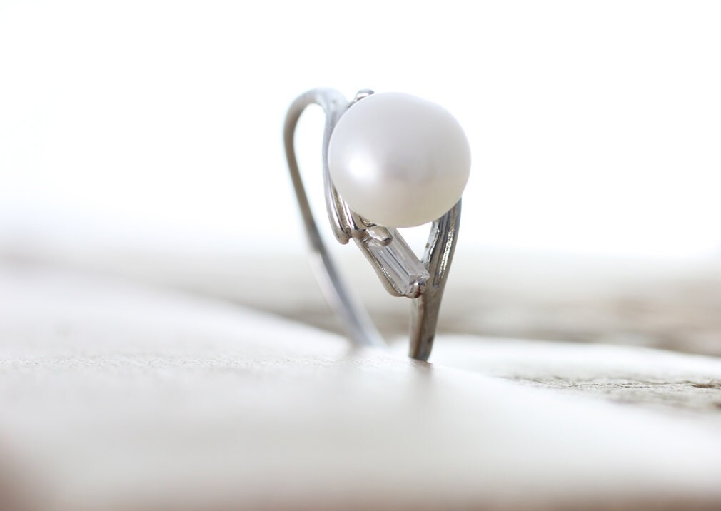 Weiße Süßwasserperle Ring Sterling Silber Plated Größe 6-8 Mit 9mm Zentrierter Weißer Perle Und Einem Zirkon Stein Auf Jeder Seite von orienjewel