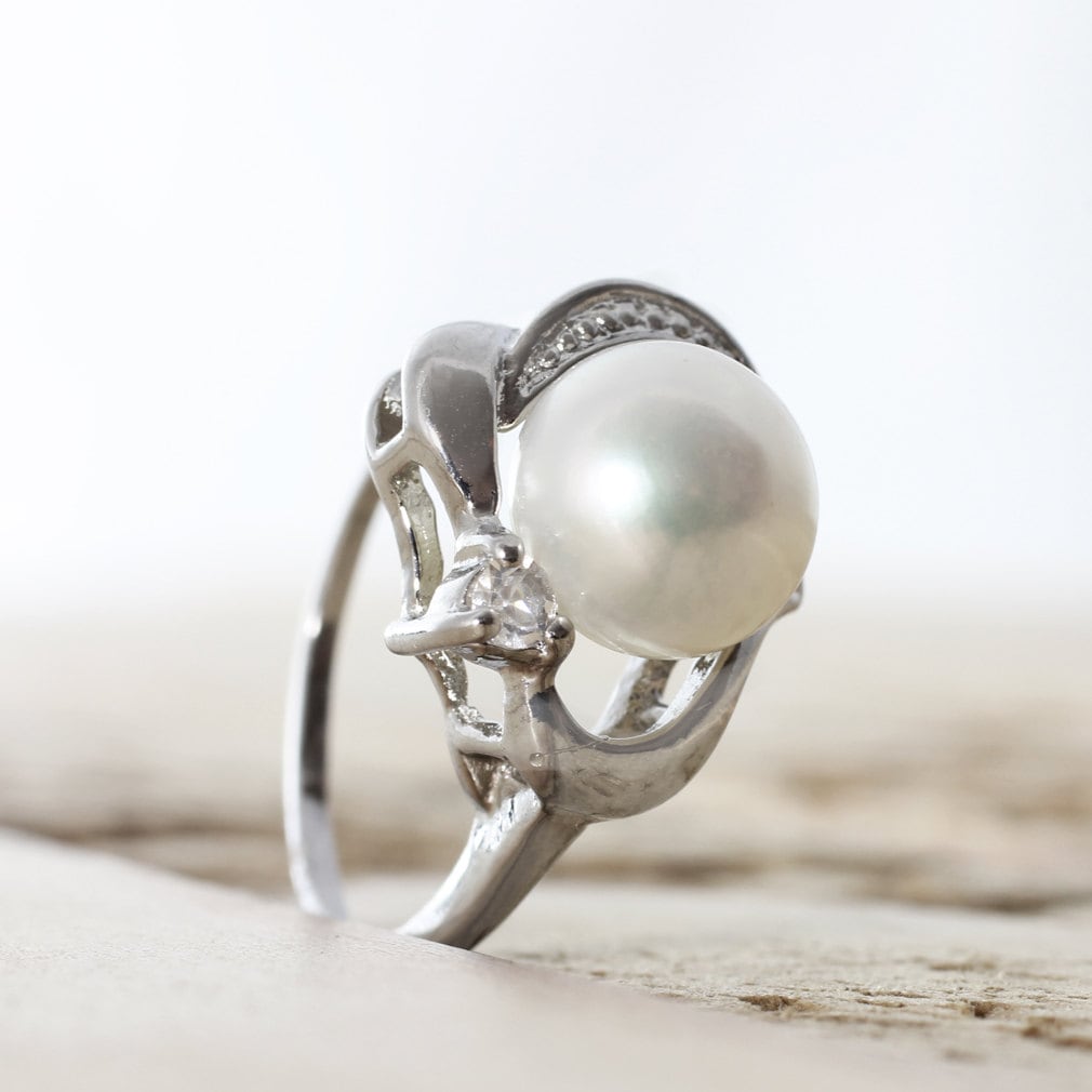 Weiße Süßwasserperle Ring Sterling Silber Plated Größe 6-8 Mit 9mm Zentrierter Weißer Perle Und Einem Zirkon Stein Auf Jeder Seite von orienjewel