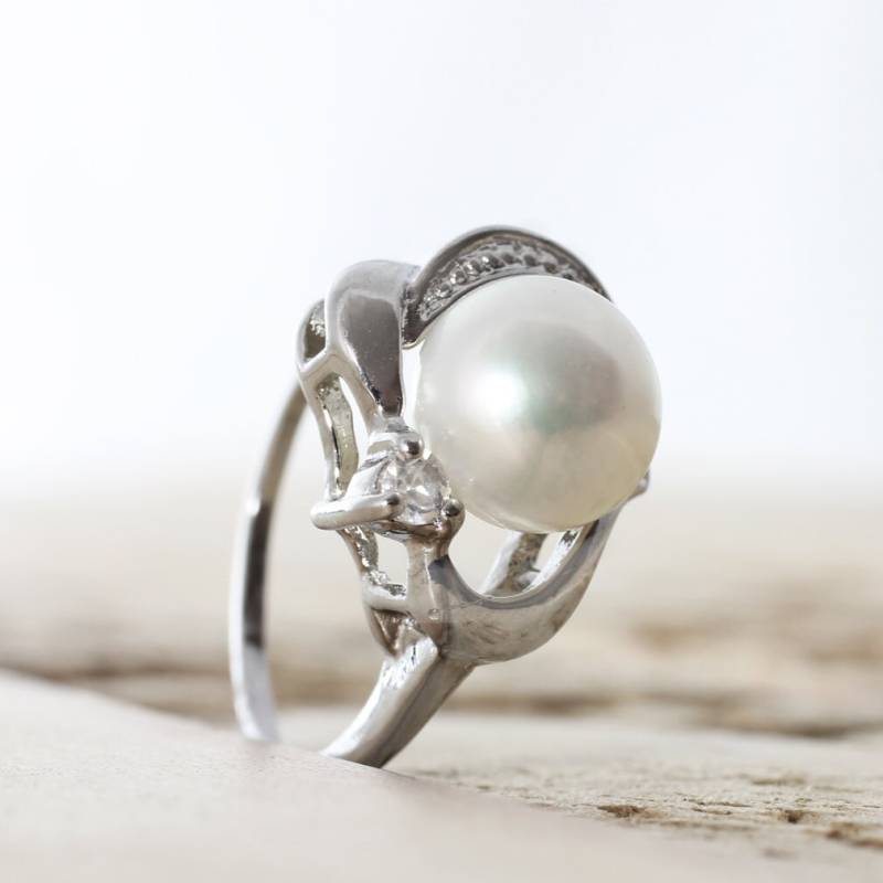 Weiße Süßwasserperle Ring Sterling Silber Plated Größe 6-8 Mit 9mm Zentrierter Weißer Perle Und Einem Zirkon Stein Auf Jeder Seite Weiße Süßwasserperle Ring Sterling Silber Plated Größe 6-8 Mit 9mm Zentrierter Weißer Perle Und Einem Zirkon Stein Auf Jeder Seite von orienjewel