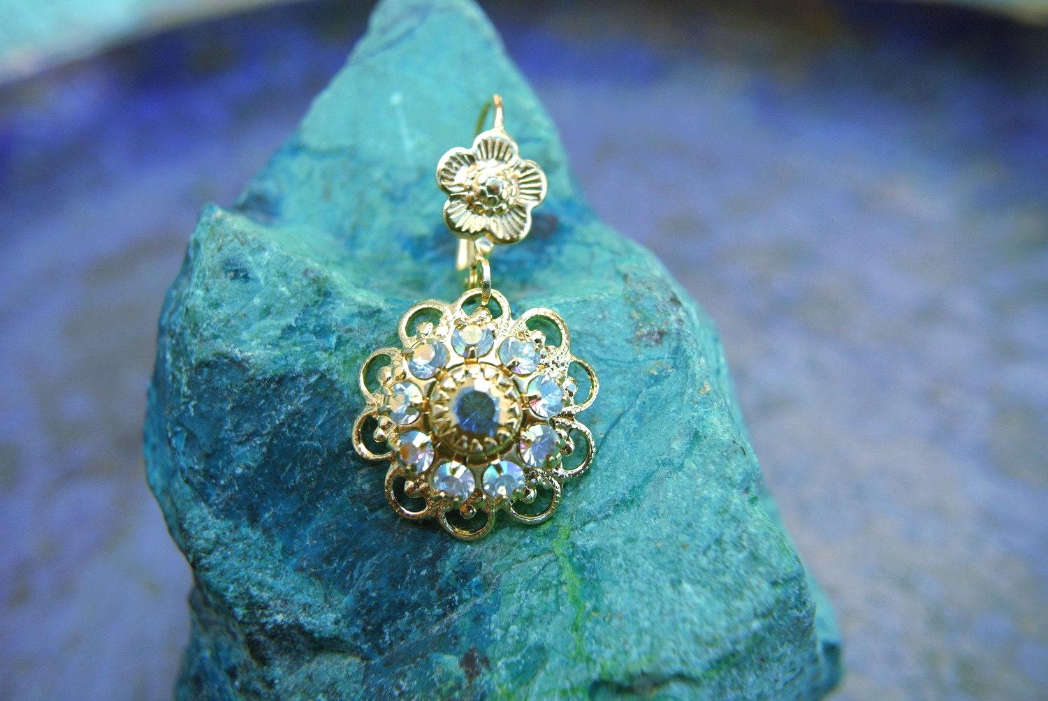 Hängeohrringe, Vintage Swarovski Perlen Ab Kristalle Eingebettet Auf Goldfarbe Filligree von oritdotan