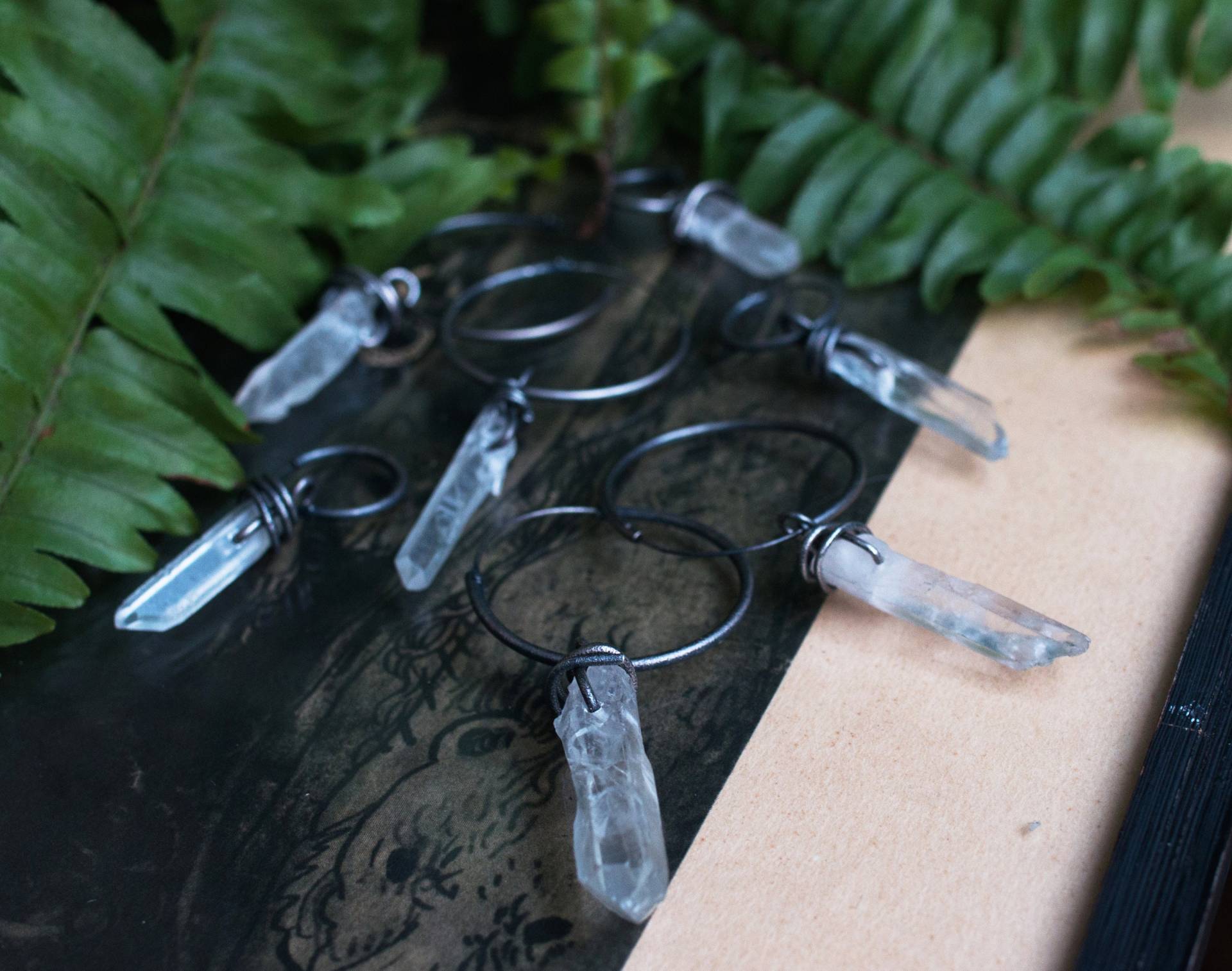 Bergkristall Creolen Roh Rustikal Oxidiert Schwarz Wire Wrap von osaozdoba