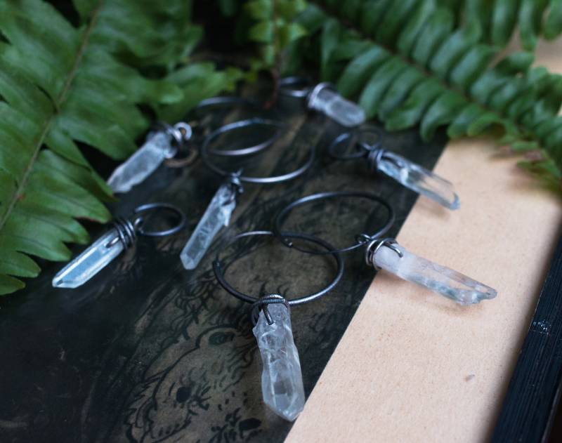Bergkristall Creolen Roh Rustikal Oxidiert Schwarz Wire Wrap Bergkristall Creolen Roh Rustikal Oxidiert Schwarz Wire Wrap von osaozdoba