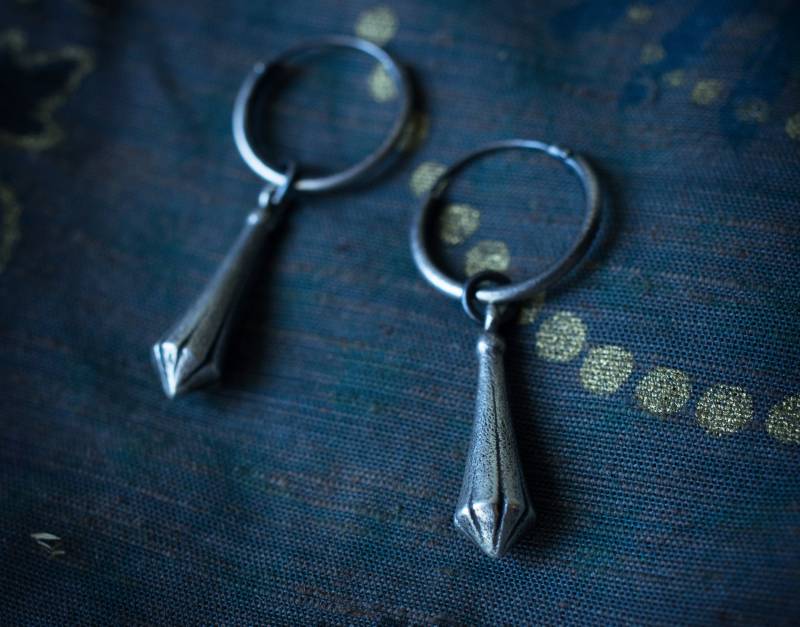 Ohrhänger Creolen Sterling Silber Tropfen Grau Rustikal Roh 16 Mm Statement Schmuck Oxidiert Minimalistisch Post Punk von osaozdoba