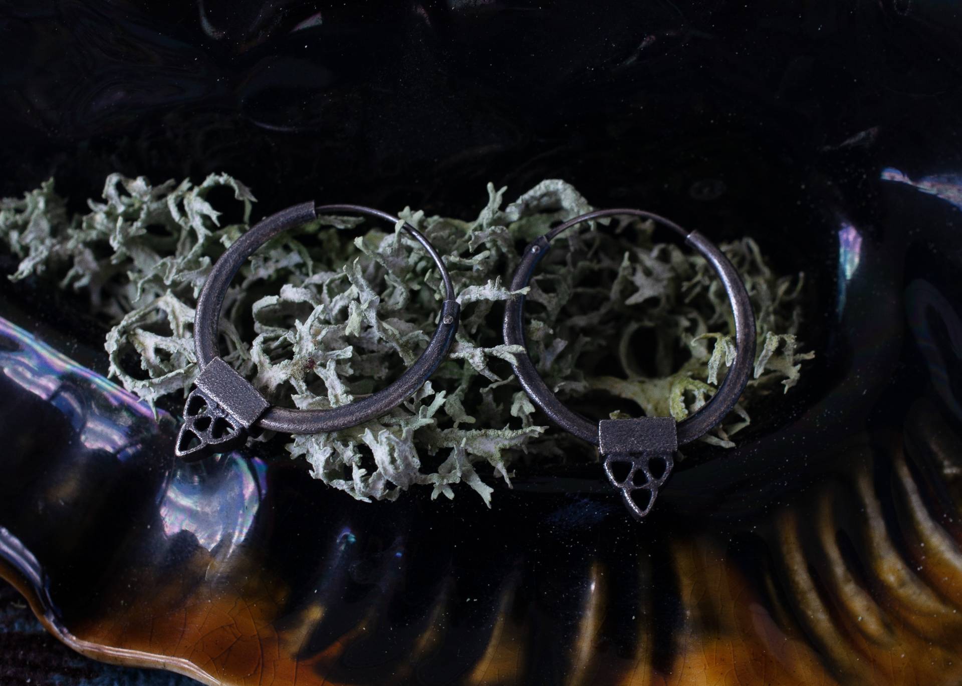 Trinum Creolen Aus Oxidiertem Sterlingsilber von osaozdoba