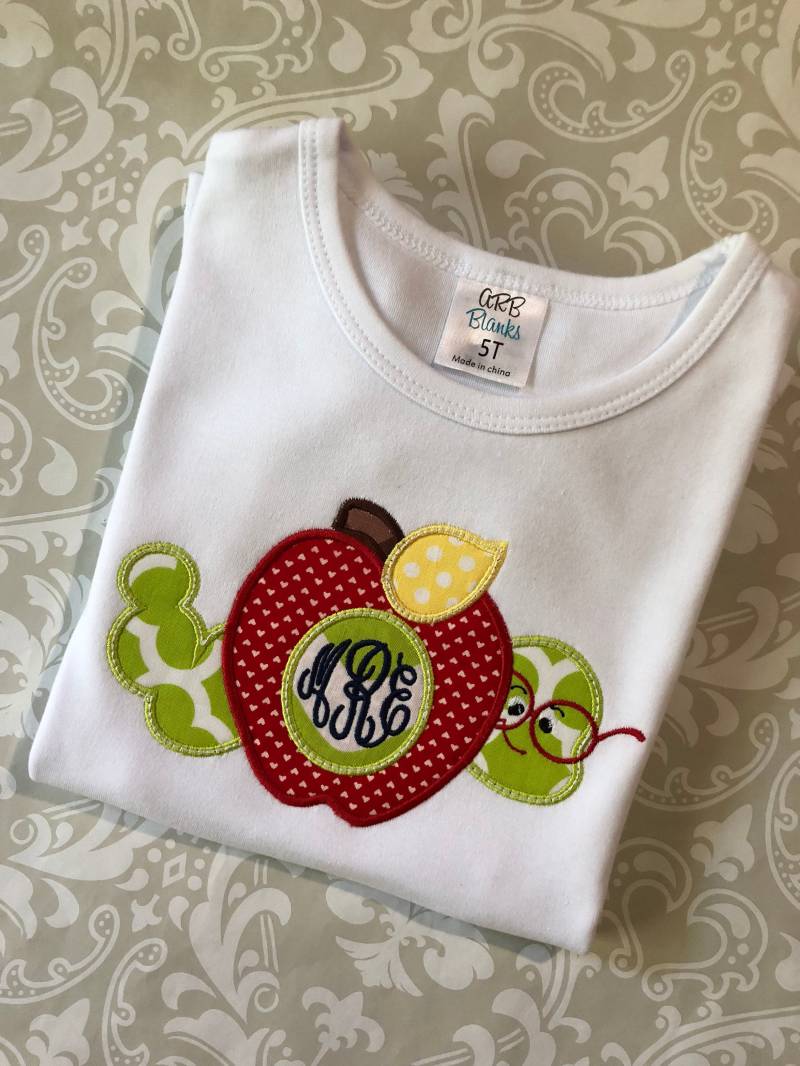 Zurück Zur Schule Monogrammiert Monogramm Wurm Im Apfel Applikation Rüsche T Shirt, Zurück Zu Schule-Applikation Für Mädchen, Schule, Kleidung von osewcrazykids