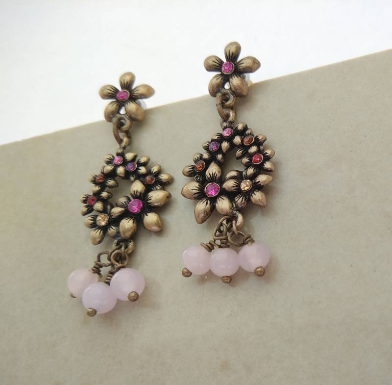 Schöne Rosa Ohrringe, Bronze Blumen Hängen Für Besondere Anlässe, Lange Hängende Ohrringe Von Oshratdesignz von oshratDesignz