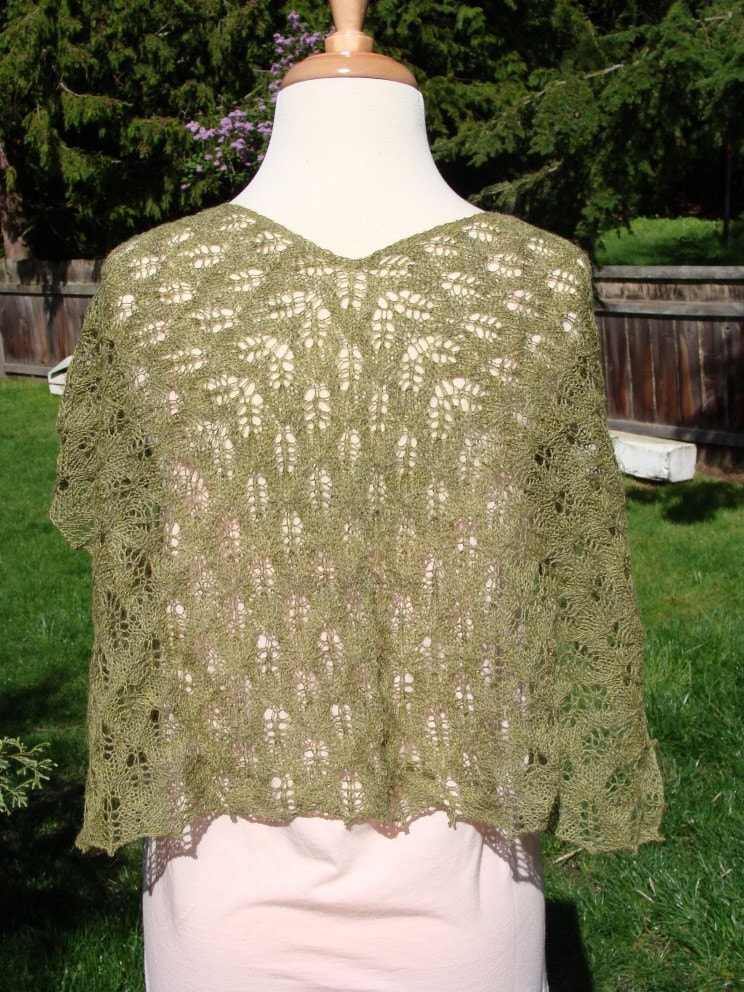 Handgestricktes Baby Alpaka Blatt Lace Dreieckstuch von ottermoondesigns