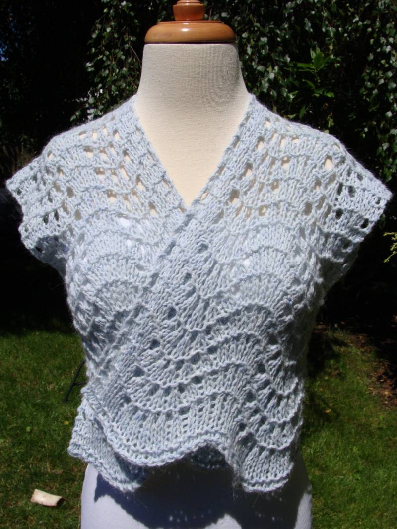 Springbrunnen Spitzenweste. Handgestrickt Aus Eisblauem Angora Springbrunnen Spitzenweste. Handgestrickt Aus Eisblauem Angora von ottermoondesigns